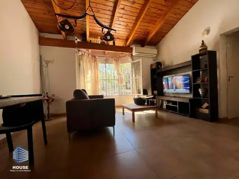 CASA DE 3 DORMITORIOS CON DEPARTAMENTO DE 1 DORMITORIO EN BARRIO POETA LUGONES