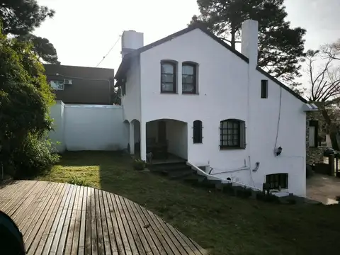 Casa 8 ambientes con 5 baños