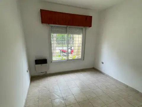 Casa en alquiler en Funes | Candelaria 1011 | 2 dormitorios, galería y cochera