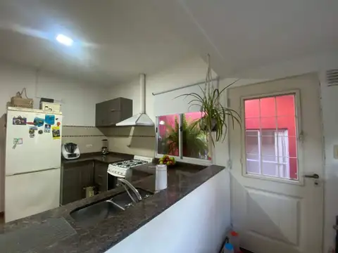 Casa 9 ambientes con 4 baños