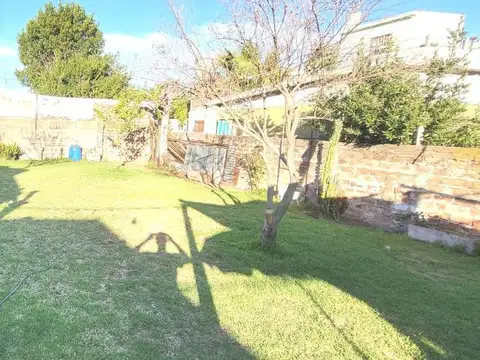 Chalet sobre lote 11 x 35, 3 dormitorios, gran parque, cochera - Villa Adelina