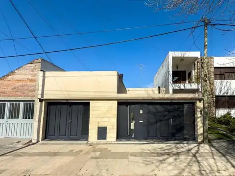 Casa en venta en La Plata 3 DORMITORIOS PILETA TOTALMENTE RE