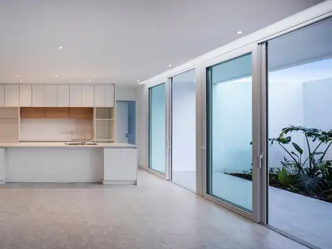 Casa en Alquiler con 2 cocheras