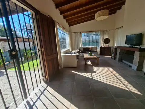 Casa en Venta con 2 cocheras