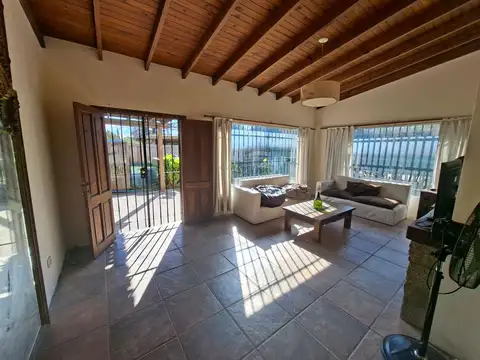 Casa 5 ambientes con 4 baños
