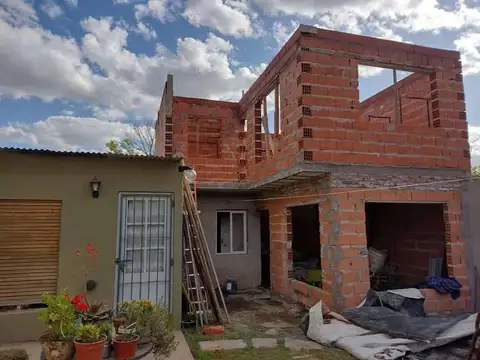 Tres Arroyos: Casa Muy Buen Estado 10 x 30