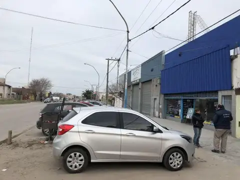 Generoso local y propiedad en planta alta