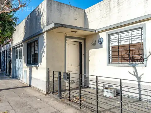 Casa en venta 4 ambientes con cochera y fondo amplio en Villa Tesei