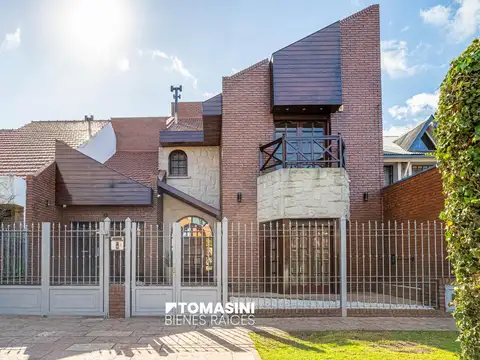 CHALET DE 4 AMBIENTES CON GARAGE, PARQUE Y PISCINA