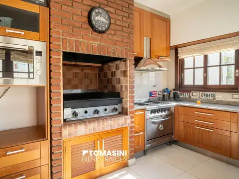 Av. Juan José Paso 900