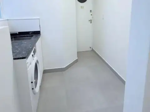 Alquiler Temporario en Retiro. Semipiso de 4 Ambientes con Dependencia. Balcón aterrazado.