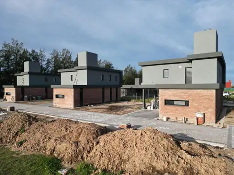 Casa en Venta 2 dormitorios Quincho Cochera Roldan Tierra de Sueños 3