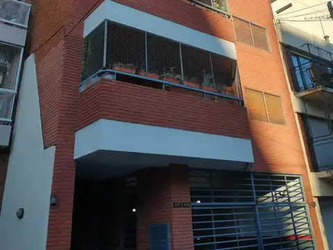 Excelente departamento 3 ambientes, balcón, cochera. Villa del Parque.