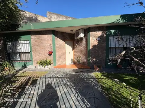 Casa 3 ambientes con jardín y entrada para varios vehículos