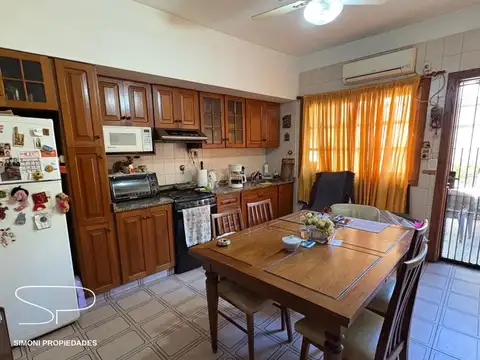 Casa 3 ambientes con jardín y entrada para varios vehículos