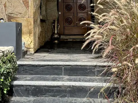 Casa en Venta con 4 cocheras