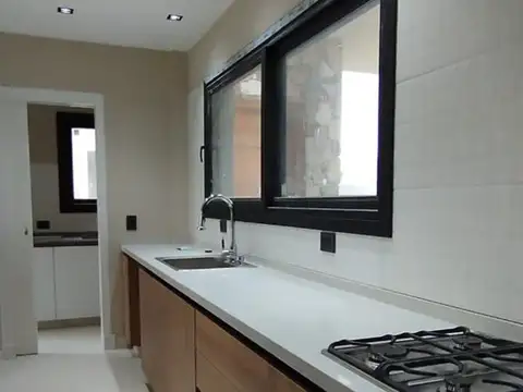 CASA 6 AMBIENTES EN VENTA EN TERRALAGOS