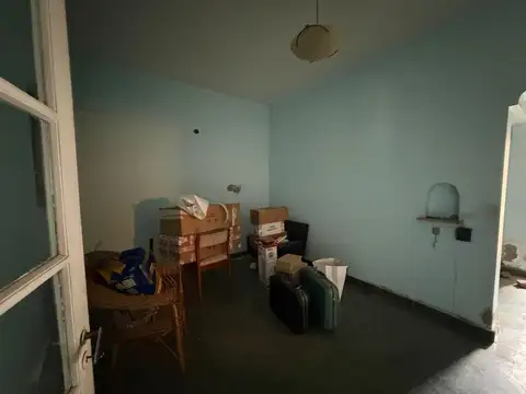 CASA-DOS PROPIEDADES EN UNA- CINCO DORMITORIOS-COCHERA-PARQUE CASADO- PASAJE DORADO al 2100