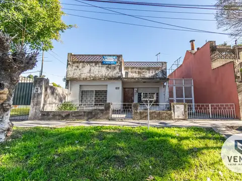 Venta Casa 4 ambientes, 3 dormitorios, patio, terraza, cochera pasante, José León Suárez