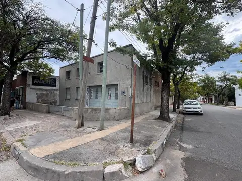 ALQUILER de LOCAL en esquina con potencial