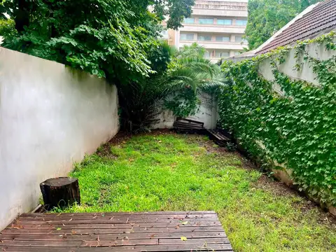 Departamento de 1 amb.  con jardín propio.