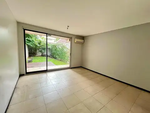 Departamento de 1 amb.  con jardín propio.