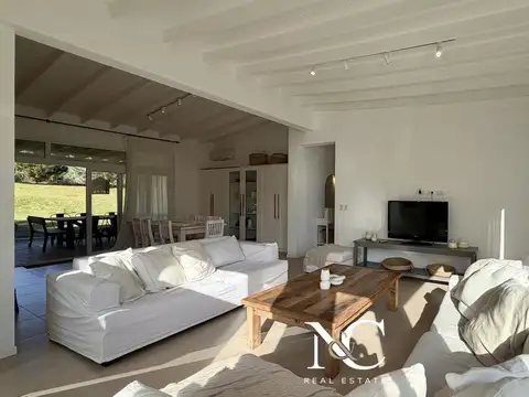 Casa 4 ambientes con 2 baños