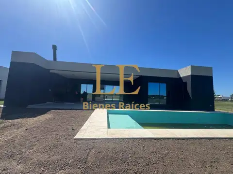 Casa 4 ambientes con 5 baños