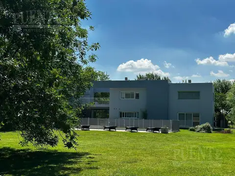 Casa en Venta con 2 cocheras