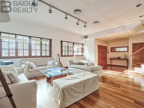 Casa 6 ambientes con 4 baños