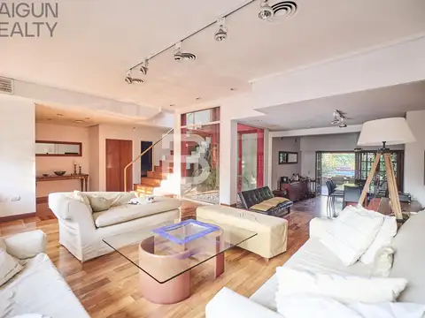 Casa en Venta con 3 cocheras