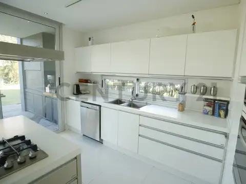 Casa 8 ambientes con 7 baños