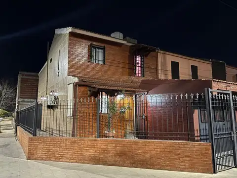 VENTA CASA LOS GIGANTES 3 DORM FRENTE A PLAZA