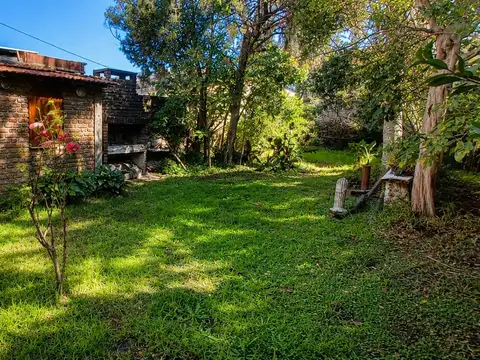 CASA CON GRAN FONDO LIBRE, 5 AMBIENTES - VILLA BALLESTER
