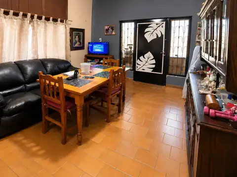 CASA CON GRAN FONDO LIBRE, 5 AMBIENTES - VILLA BALLESTER