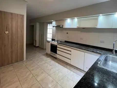 Casa en Alquiler con 2 cocheras