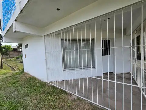 Se vende casa en planta alta con dos locales