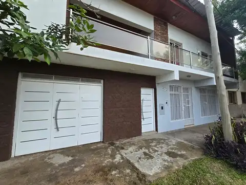 Se vende casa en planta alta con dos locales