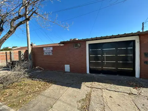 VENTA- CASA- TRES DORMITORIOS- COCHERA- PATIO- LARREA- ROSARIO