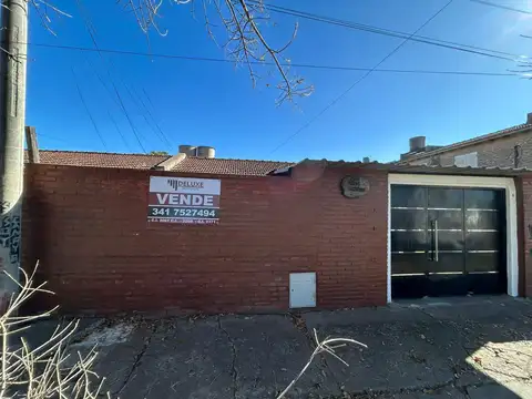 VENTA- CASA- TRES DORMITORIOS- PATIO- COCHERA- LARREA- ROSARIO-PASAJE 1474, N° 1431