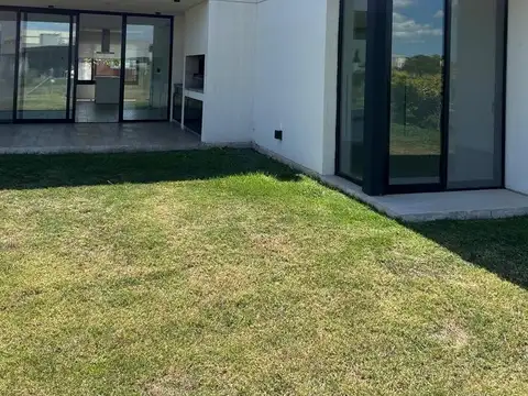 Casa en Venta en Pilar del Este - Santa Lucia, USD 236.000