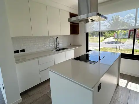 Casa en Venta en Pilar del Este - Santa Lucia, USD 236.000
