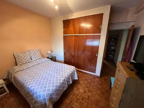 SEMIPISO DE TRES AMBIENTES CON COCHERA Y PATIO, EN VENTA