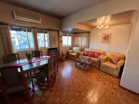 SEMIPISO DE TRES AMBIENTES CON COCHERA Y PATIO, EN VENTA