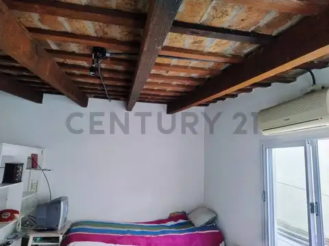 PH en venta zona Abasto, con entrepiso, hall de entrada y pequeña terraza. 4 ambientes. Dos departam
