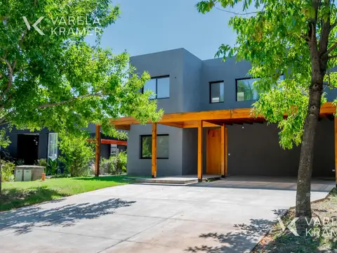 Casa en Venta con 2 cocheras