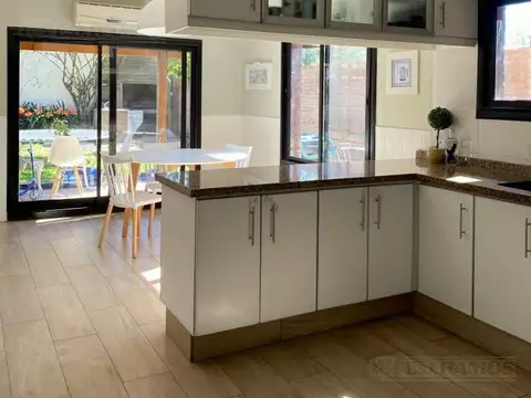 Casa 4 ambientes con 2 baños