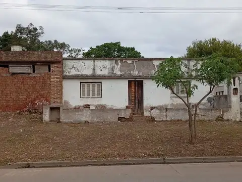 LOTE EN VENTA CON CONSTRUCCION A RECICLAR, BCE