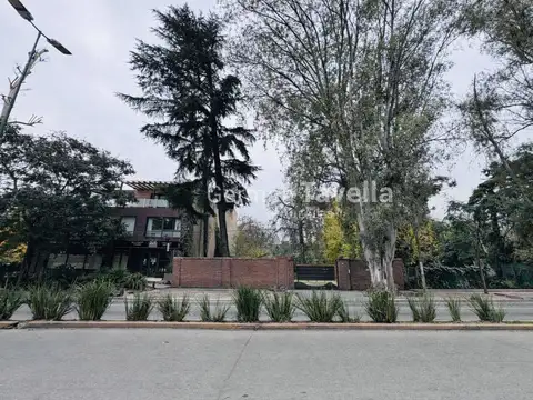Fracción comercial 1500 m2 sobre Martin FIero Parque Leloir