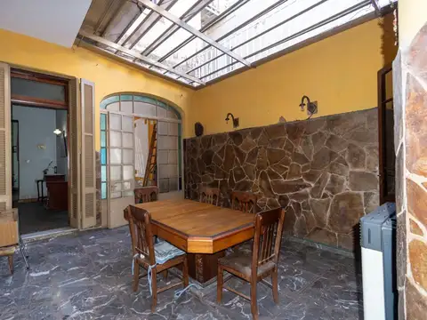 Casa 6 ambientes con 2 baños